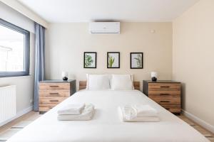 een slaapkamer met een groot wit bed en handdoeken bij Brand New Modern Prime 2bd1bath Cozy Home! #244 in Istanbul