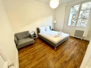 Un pat sau paturi într-o cameră la Lovely appartment - Buttes Chaumont-ParisZenith