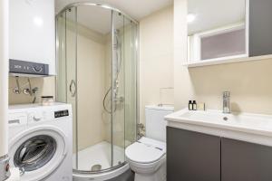 een badkamer met een wasmachine en een wastafel bij Brand New Modern Prime 2bd1bath Cozy Home! #244 in Istanbul