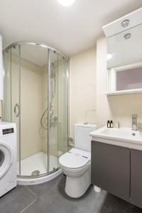 een badkamer met een toilet, een douche en een wastafel bij Brand New Modern Prime 2bd1bath Cozy Home! #244 in Istanbul