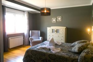 VimianzoにあるApartamento moderno en Vimianzo, Costa da Morte, Galiciaのベッドルーム1室(ドレッサー付きベッド1台、椅子付)