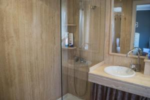 VimianzoにあるApartamento moderno en Vimianzo, Costa da Morte, Galiciaのシャワーと洗面台付きのバスルーム +34枚の写真