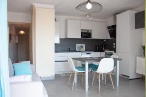 a kitchen and dining room with a table and chairs at Appartement Miramar in Banyuls-sur-Mer
