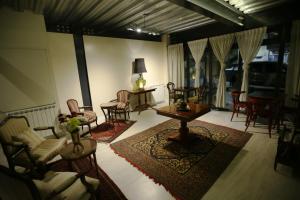 Uma área de estar em 718 Rufino Petit Hotel
