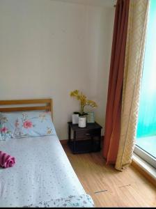Una cama o camas en una habitación de SM Bicutan Rooms