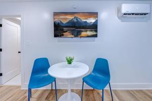 een tafel en stoelen in een kamer met een schilderij aan de muur bij Roaring Tigers Studio Apartment in Galveston