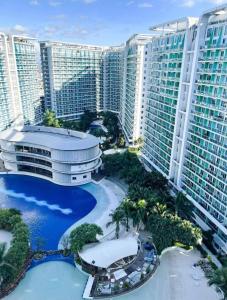 - une vue aride sur un complexe avec de grands bâtiments dans l'établissement SM Bicutan Rooms, à Manille
