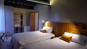 Cama ou camas em um quarto em 718 Rufino Petit Hotel