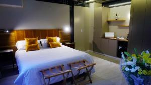 Cama ou camas em um quarto em 718 Rufino Petit Hotel