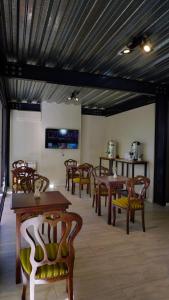 Uma TV ou centro de entretenimento em 718 Rufino Petit Hotel