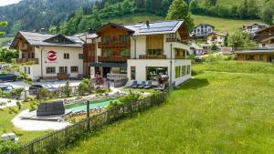 een luchtzicht op een huis met een zwembad bij Hotel Schiederhof in Grossarl