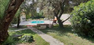 Bazén v ubytování Mas Tareau la Goyaw nebo v jeho okolí