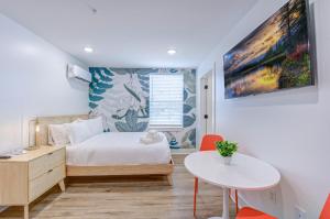 Ένα ή περισσότερα κρεβάτια σε δωμάτιο στο Tropical Jungle Studio Apartment