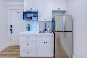 Η κουζίνα ή μικρή κουζίνα στο Tropical Jungle Studio Apartment