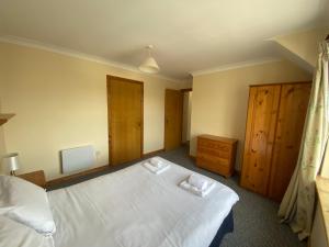Una cama o camas en una habitación de 2a Ardaravan Square