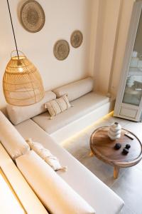 Area tempat duduk di Maeva Suites Santorini