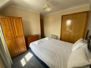 Una cama o camas en una habitación de 2a Ardaravan Square