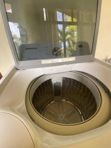 uma máquina de lavar roupa com uma janela em cima em Villa Pura Vida em Matapalo