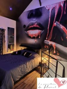 Love-Room la parenthèse du Hamel : غرفة نوم مع جدارية كبيرة من الفم على الحائط