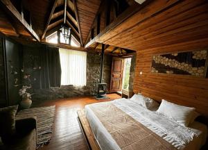 MasukiyeにあるMy Green Boutique Hotelの木製の部屋に大型ベッドが備わるベッドルーム1室が備わります。