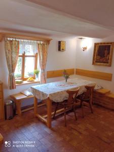 uma sala de jantar com uma mesa e cadeiras e uma janela em Pension Fanlor em Zubčická Lhotka