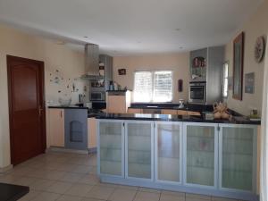 a kitchen with an island in the middle at Chez Papi à Lascaux in Montignac