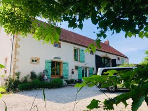 a house with a car parked in front of it at Gîte "Le Voyageur" in Chamblet