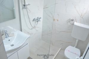 Koupelna v ubytování Apartmani "Nebo"