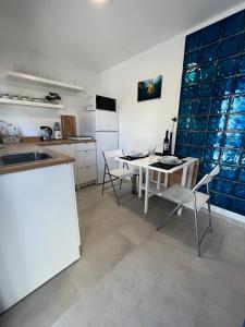 una cucina con tavolo e sedie in una stanza di Blue Penguin a Pinezići