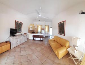 a living room with a couch and a kitchen at Le case di Stella Maris in Palau