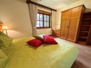 A bed or beds in a room at WASSERFALL TOP 2