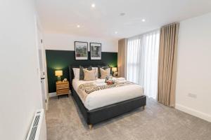 Postel nebo postele na pokoji v ubytování 2 Bed, 2 Bath, Large Apartment with Balcony & Sea Glimpses, Parking - Aurora Penthouse