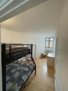 Tempat tidur susun dalam kamar di agréable maison 7 personnes proche centre ville de Nogent