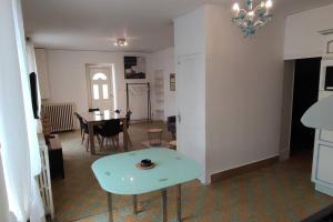 - un salon avec une table et une salle à manger dans l'établissement agréable maison 7 personnes proche centre ville de Nogent, à Nogent-le-Rotrou