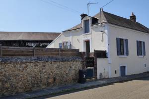 una casa bianca sul lato di una strada di agréable maison 7 personnes proche centre ville de Nogent a Nogent-le-Rotrou