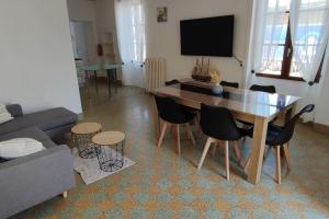 - un salon avec une table, des chaises et un canapé dans l'établissement agréable maison 7 personnes proche centre ville de Nogent, à Nogent-le-Rotrou