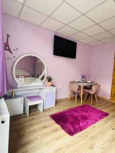 TV a/nebo společenská místnost v ubytování Lavender Luxury Apartment