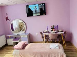 TV a/nebo společenská místnost v ubytování Lavender Luxury Apartment