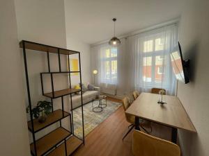 ein Wohnzimmer mit einem Tisch und einem Esszimmer in der Unterkunft LUCKY STAYS LS01 - 2 Zimmer - Luxus - Zentrum - große Küche - Aufzug - Smart-TV in Magdeburg