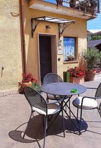 einen Tisch und Stühle auf einer Terrasse in der Unterkunft La casetta di Simone in Cassino