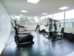 einen Fitnessraum mit Laufbändern und Heimtrainern in einem Zimmer in der Unterkunft Hotel Las Olas Bello in Machado