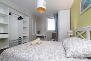 Postel nebo postele na pokoji v ubytování Plages de sable fin, piscine, hammam, tennis LESCLESDENICOLE