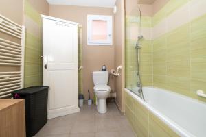 Koupelna v ubytování Plages de sable fin, piscine, hammam, tennis LESCLESDENICOLE + 13 fotografií