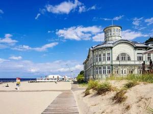 尤尔马拉Beachfront Art Gallery Mansard One Bedroom Suite in Historic Bath-House的海边的一栋建筑