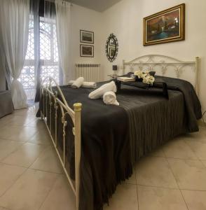 een slaapkamer met een groot bed en een zwarte deken bij Cala di Rio B&B in Termoli