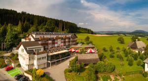 eine Luftansicht eines Resorts in den Bergen in der Unterkunft Vital-Hotel-Styria in Fladnitz an der Teichalm