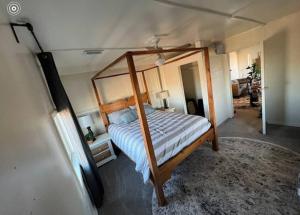 ein Schlafzimmer mit einem Himmelbett in einem Zimmer in der Unterkunft Grand Canyon Cabin, Breathtaking sunsets/sunrises!! in Valle