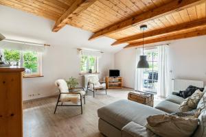 a living room with a couch and chairs at Ferienhaus Landleben und Meer in Tetenbüll