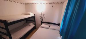 een kleine kamer met 2 stapelbedden bij Hotel Playa Paraiso in Dibulla