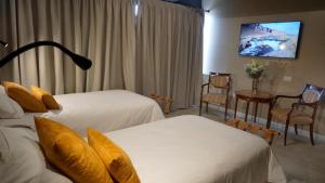 Cama ou camas em um quarto em 718 Rufino Petit Hotel